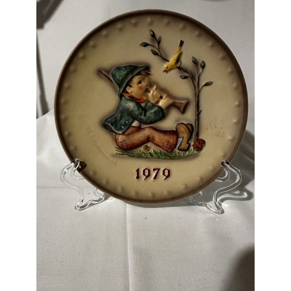 1979 Hummel annual plate #272 7 1/2 inch‎ wide